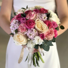 Букет невесты с розами, гвоздиками и эвкалиптом