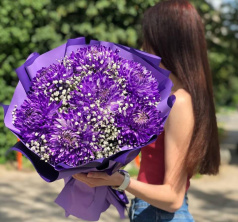 Купить букет цветов из фиолетовой хризантемы и гипсофилы