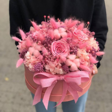 Шляпная коробка со стабилизированными цветами "Розовая мечта"