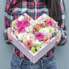 Купить ящик с цветами "сердце" 