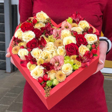 Купить ящик с цветами "сердце красное"