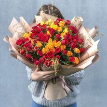 Букет цветов из кустовой розы "красно-оранжевый"