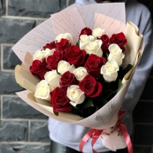Купить букет 25 красно-белых роз 