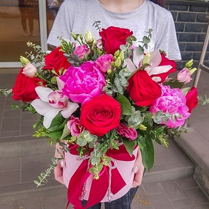 Купить букет цветов в коробке в Туле от Расцветочки