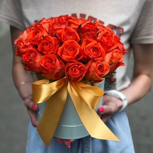 Купить шляпная коробка с розами "оранж микс"