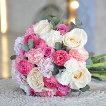 Букет невесты с розами, гвоздиками и эвкалиптом