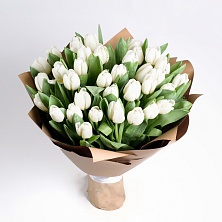 Белые тюльпаны в крафте 