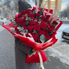 Букет цветов из красных роз Ред Наоми 60 см и эвкалипта P-5