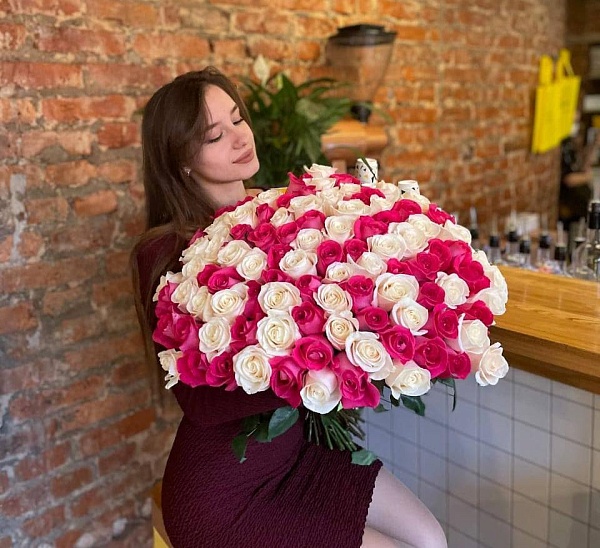 Купить розы эквадор розово-белый 101 шт