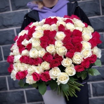 Букет из 101 розы "малиново-белый" (Эквадор)